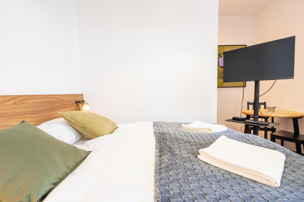 Elegant Very Berry Studios In Poznan Center By Noclegi Renters Dış mekan fotoğraf